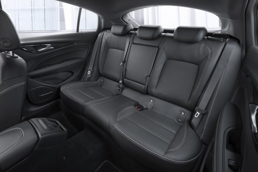 Интерьер Opel Insignia Grand Sport Turbo 4x4 2017 года  (фото 32 из 41)